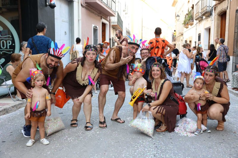 Les carrosses de Gata omplin el recorregut d’enginy, confeti,… i crítiques per l’entrada de bous “sorpresa” Les carrosses de Gata omplin el recorregut d’enginy, confeti,… i crítiques per l’entrada de bous “sorpresa”